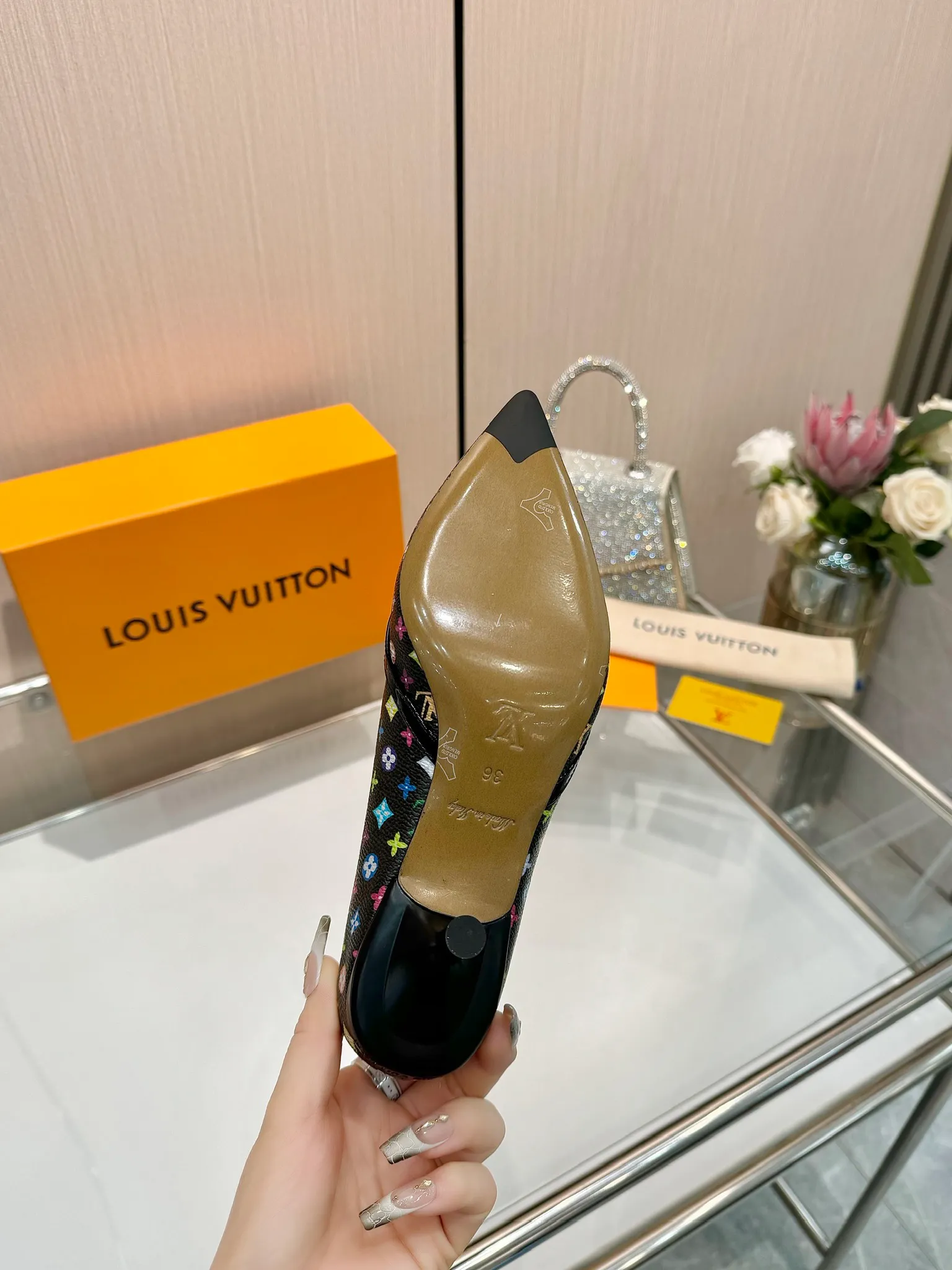 👟👟Ex-factory price 640👟👟Purchase level], Louis Vuitton 2025 official website early spring series! Perfect last shape, new pointed toe🆕, the official website is updated simultaneously. The small pointed toe is matched with a hollow leather strip and a small square buckle to adjust the elasticity. LV hardware "logo" is embellished. It is full of details and a visual feast. 💯It is difficult to conceal the elegant temperament of LV. It is comfortable and easy to wear, and full of femininity. The new original reverse mold last has the ultimate 1:1 shape, exquisite workmanship, and imported high-end fabrics showing exquisite texture! Fabric: Imported lambskin, cow patent leather/Presbyopia/denim. High-quality soft sheepskin lining. Feet: imported goatskin, Italian genuine leather outsole. 5.5 lacquered heels. Number of yards: 34-41 (34.40, 41, customization is non-returnable and non-exchangeable)